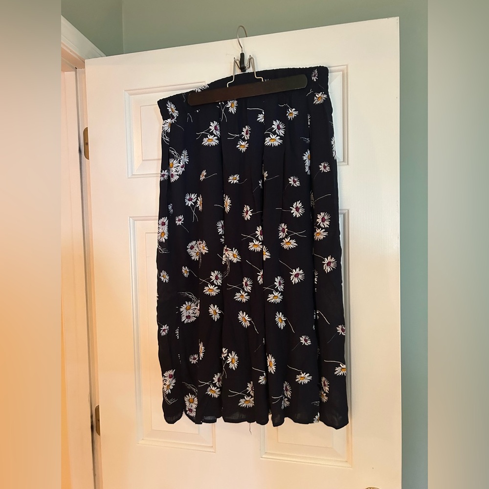 NWT Cynthia Rowley NY black with flower print mid calve skirt. Sz L